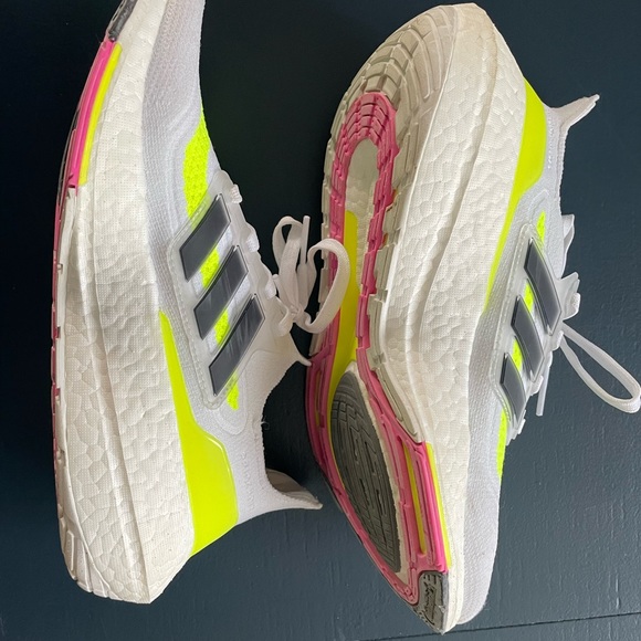Adidas Women's Ultraboost 21 Running Shoe - Size 39 - Picture 3 of 5